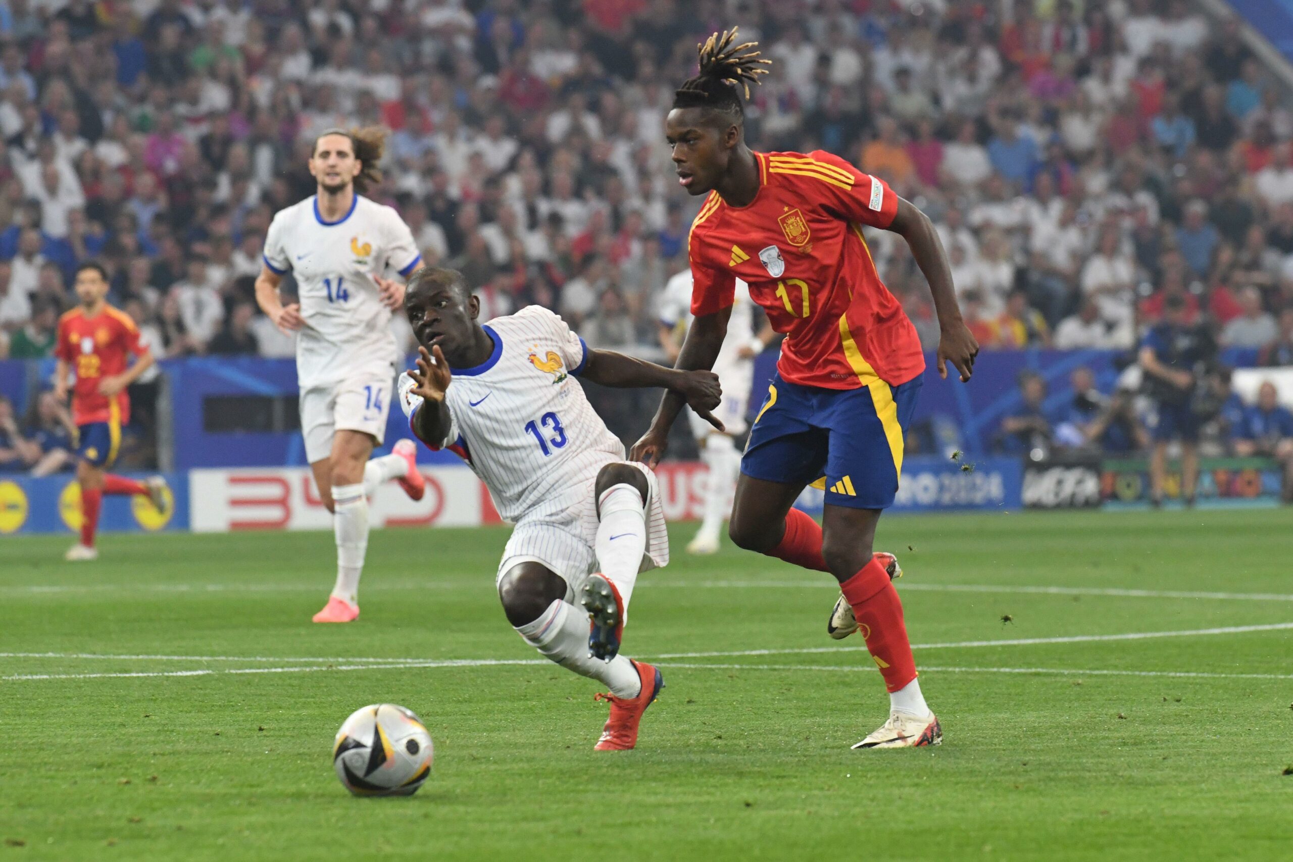 Munich, Germany. 10th July, 2024. MUNICH, GERMANY - JULY 9: N'Golo Kante of France and Nico Williams of Spain during the UEFA EURO 2024 semi-final match between Spain v France at Munich Football Arena on July 9, 2024 in Munich, Germany.240709 SEPA 24 140 - 20240710 PD0235 Credit: APA-PictureDesk/Alamy Live News