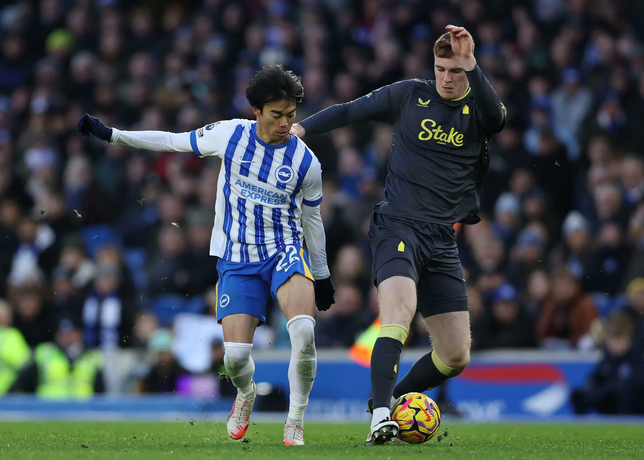 Brighton and Hove, England, 25th January 2025. Kaoru Mitoma of Brighton and Hove Albion and Jake O’Brien of Everton challenge for the ball during the Premier League match at the AMEX Stadium, Brighton and Hove. Picture credit should read: Paul Terry / Sportimage