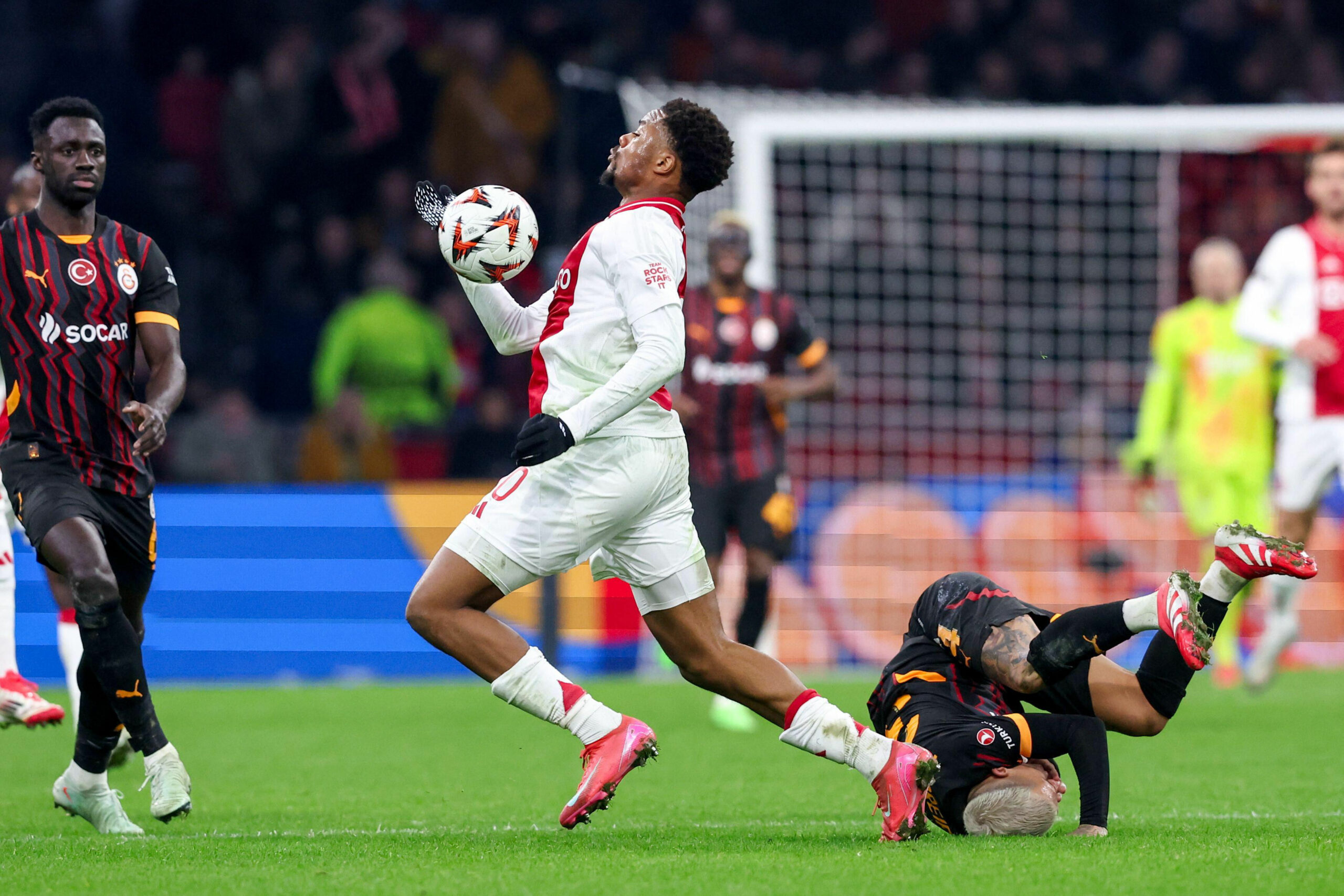 Amsterdam, Netherlands. 30th Jan, 2025. AMSTERDAM, NETHERLANDS - JANUARY 30: Lucas Torreira of Galatasaray AS, Chuba Akpom of AFC Ajax runs with the ball during the UEFA Europa League 2024/25 League Phase MD8 match between AFC Ajax and Galatasaray at Johan Cruijff ArenA on January 30, 2025 in Amsterdam, Netherlands. (Photo by Ben Gal/Orange Pictures) Credit: Orange Pics BV/Alamy Live News