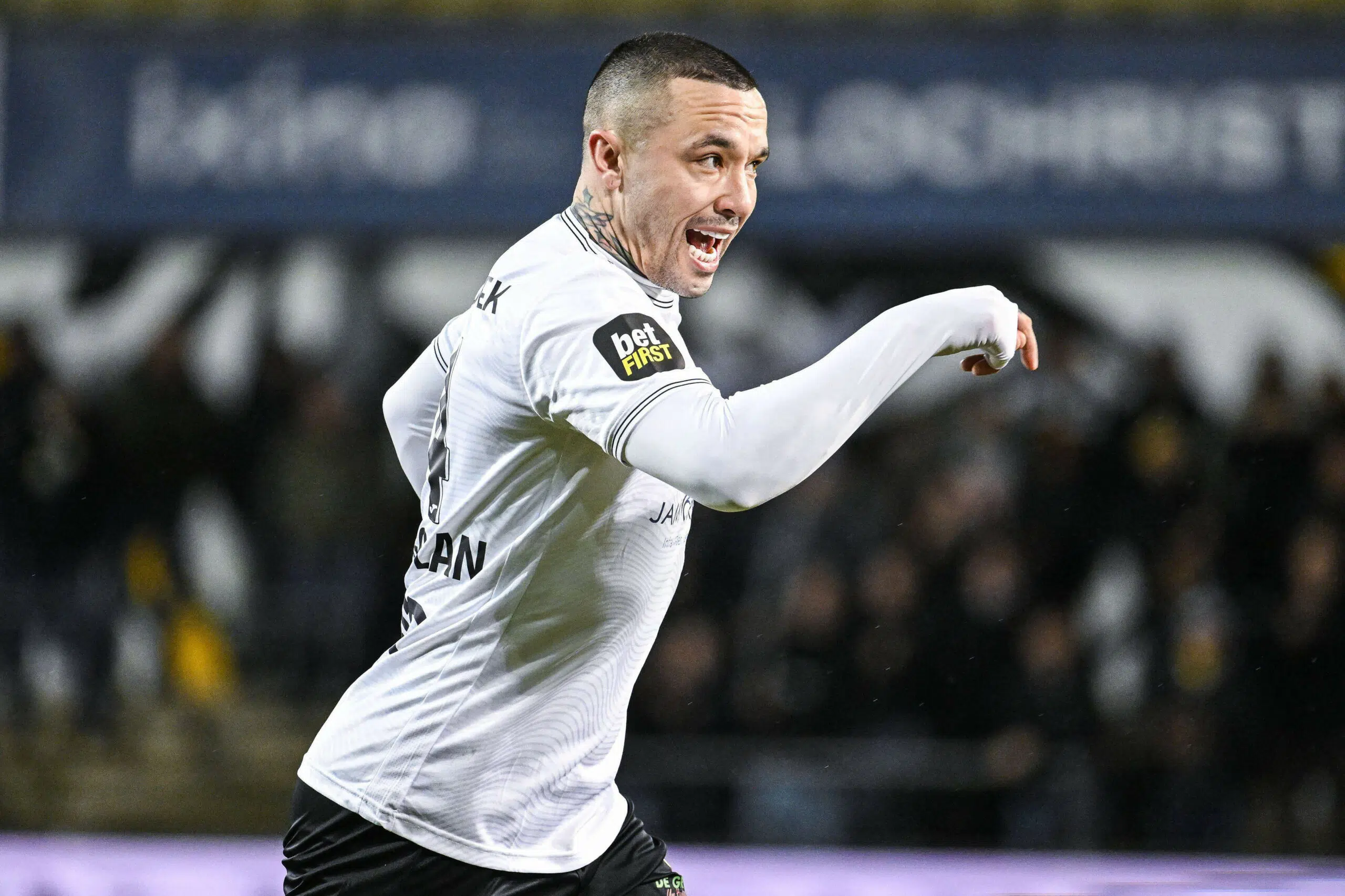 Lokeren's Radja Nainggolan pictured during a soccer match between KSC Lokeren-Temse and Lierse Kempenzonen, Friday 24 January 2025 in Lokeren, on day 19 of the 2024-2025 'Challenger Pro League' 1B second division of the Belgian championship. BELGA PHOTO TOM GOYVAERTS