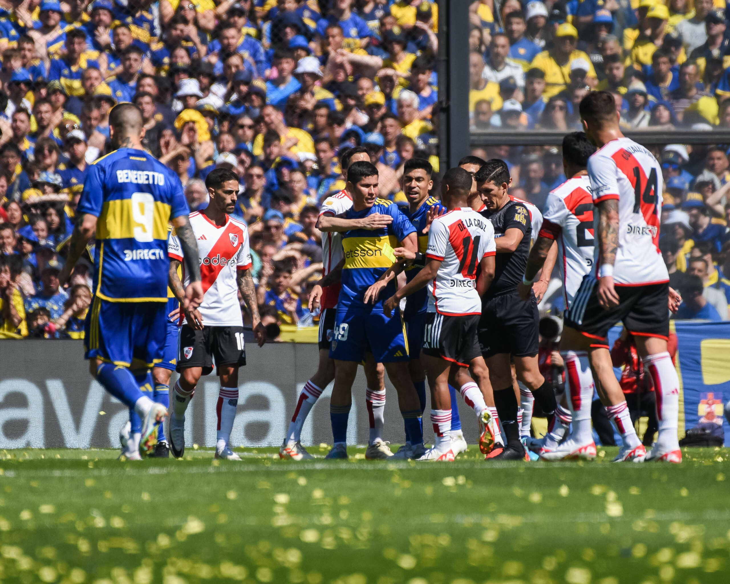 Buenos Aires, Argentina. 01st Oct, 2023. Jorman Campuzano, Juan Edgardo Ramirez of CA Boca Juniros. Ignacio Nacho Fernandez, Nicolas De La Cruz and Marcelo Herrera of CA River Plate during the Liga Argentina match between CA Boca Juniors and River Plate played at La Bombonera Stadium on October 1, 2023 in Buenos Aires, Spain. (Photo by Santiago Joel Abdala/PRESSINPHOTO) Credit: PRESSINPHOTO SPORTS AGENCY/Alamy Live News