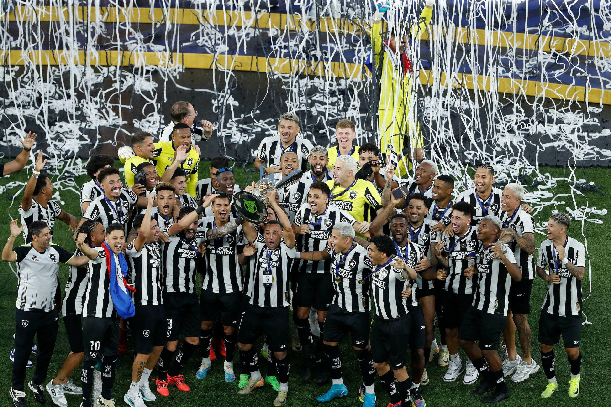 Rio de Janeiro, Brazil. 08th Dec, 2024. Botafogo owner and CEO John Textor, Alex Telles, Rafael, Fernando Marcal and players celebrate after winning the championship Brasileirao after the match between Botafogo and Sao Paulo, for the Brazilian Serie A 2024, at Nilton Santos Stadium, in Rio de Janeiro on December 08, 2024. Photo: Satiro Sodré/DiaEsportivo/Alamy Live News