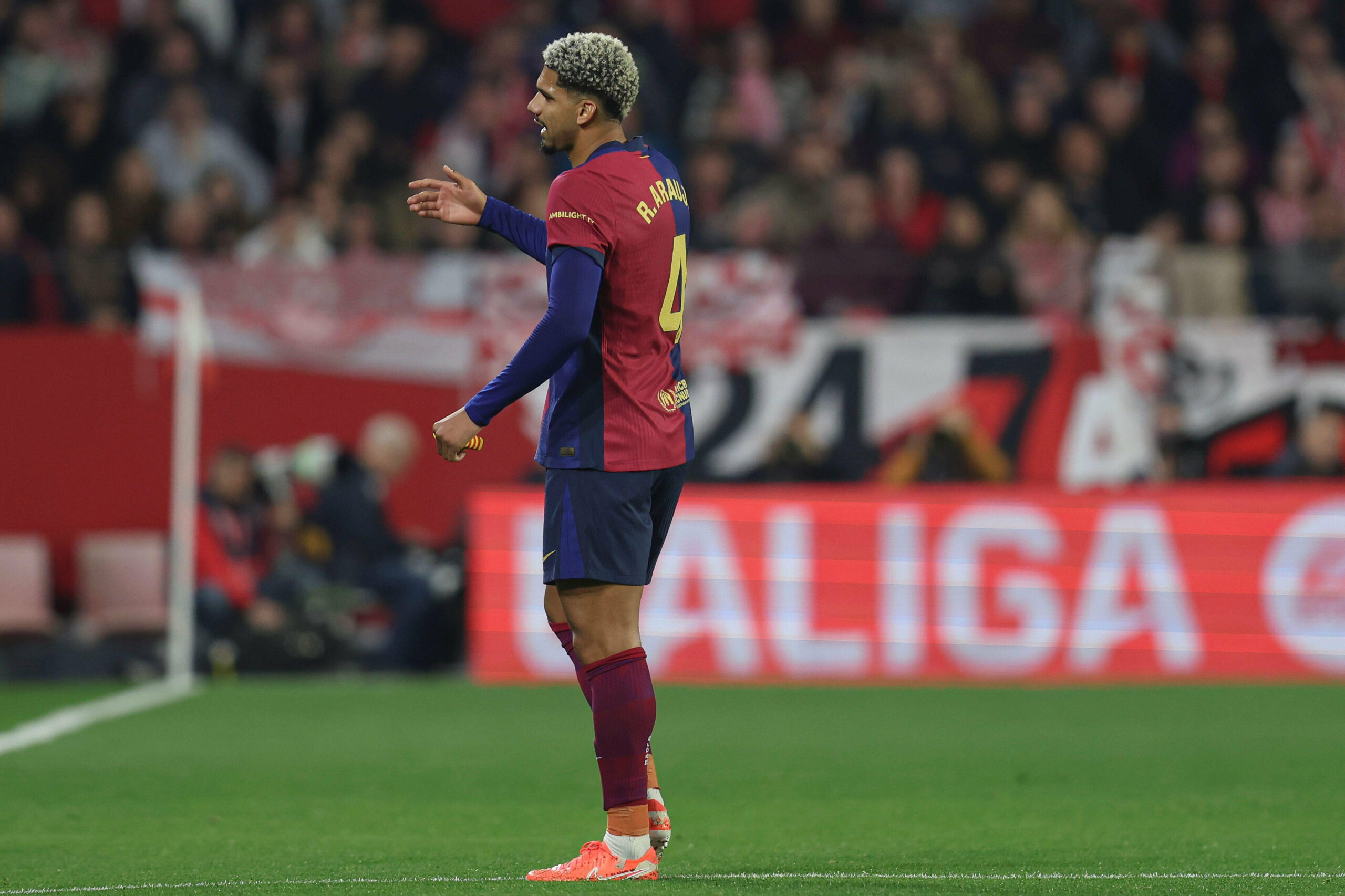 Sevilla, Spain. 09th Feb, 2025. Ronald Araujo injury during the La Liga EA Sports match between Sevilla FC and FC Barcelona played at Ramon Sanchez Pizjuan Stadium on February 9, 2025 in Sevilla, Spain. (Photo by Antonio Pozo/PRESSINPHOTO) Credit: PRESSINPHOTO SPORTS AGENCY/Alamy Live News