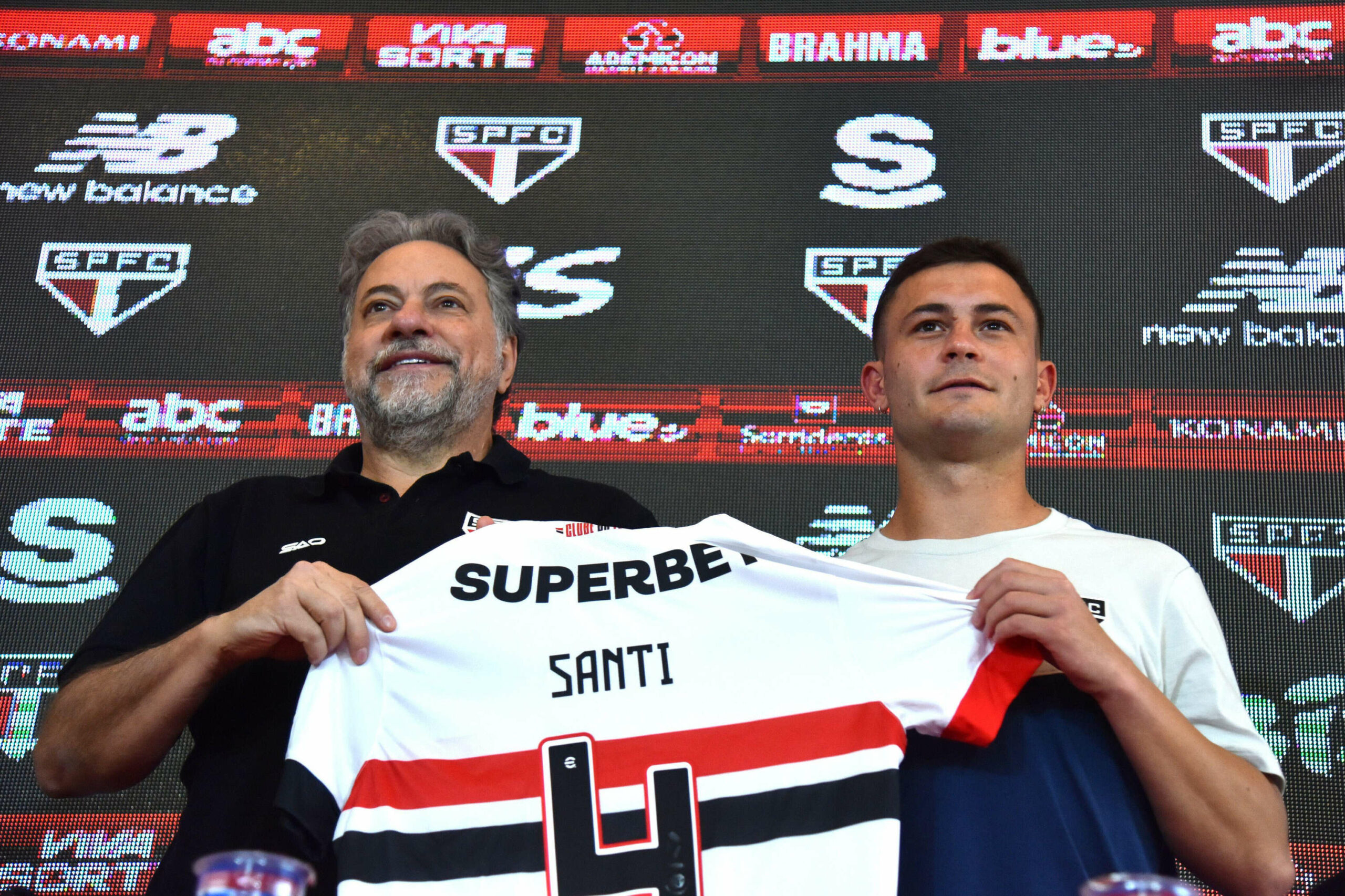 SÃO PAULO, SP - 10.09.2024: SPFC APRESENTA SANTIAGO LONGO - São Paulo Football Club presents midfielder Santiago Longo, at the Barra Funda Training Center, SP, this Tuesday (10). In the photo, Júlio Casares and Santiago Longo. (Photo: Roberto Casimiro/Fotoarena/Sipa USA) Credit: Sipa US/Alamy Live News