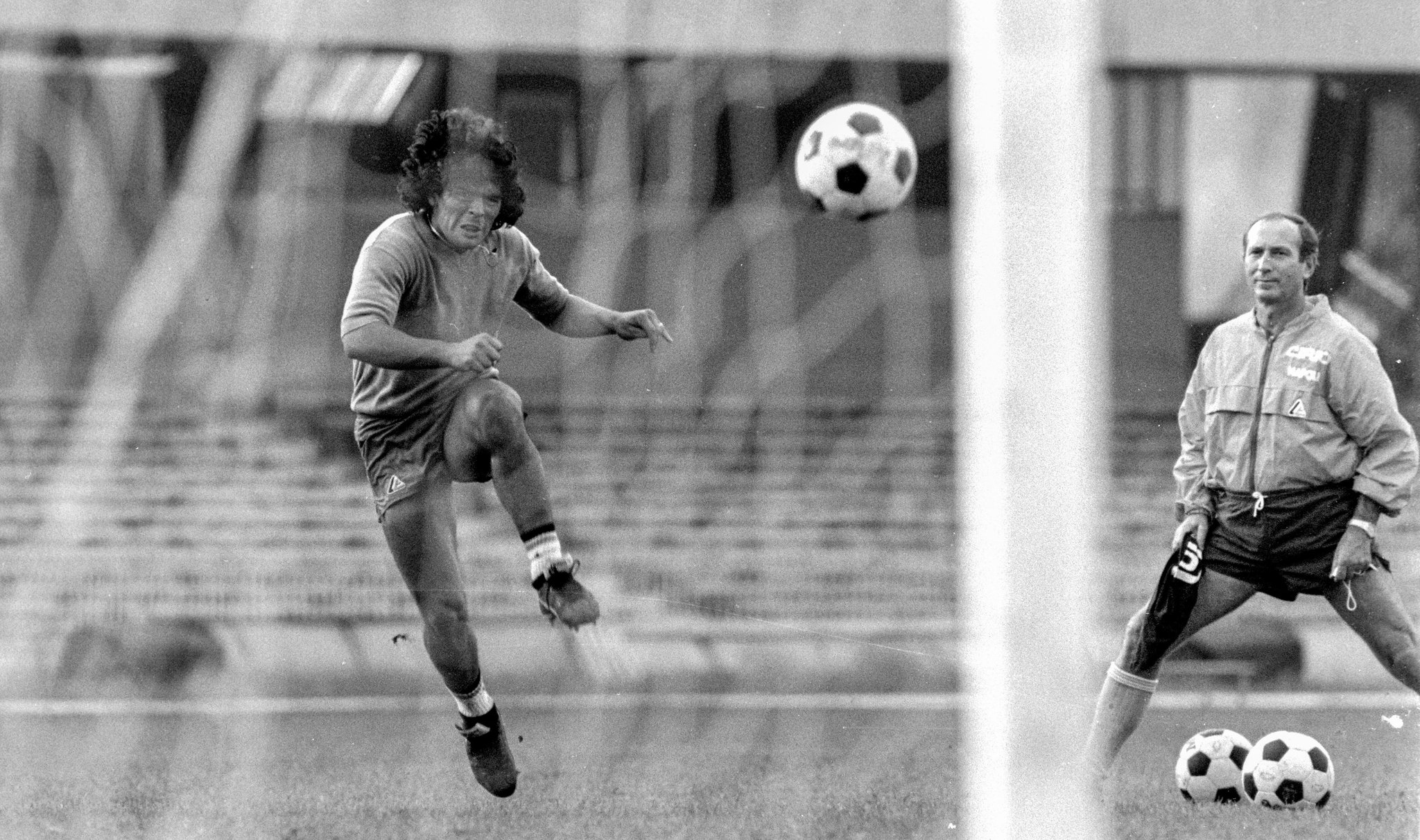 850420 Football, Serie A 1984-85, Napoli: Diego Maradona during Training. Foto: BILDBYRÅN/D183 01 D183 01 scanx fotboll football diego maradona serie a napoli 1985 träning training italy italien neapel bbeng dia naples (Photo by BILDBYRÅN/Bildbyran/Sipa USA) Credit: Sipa US/Alamy Live News