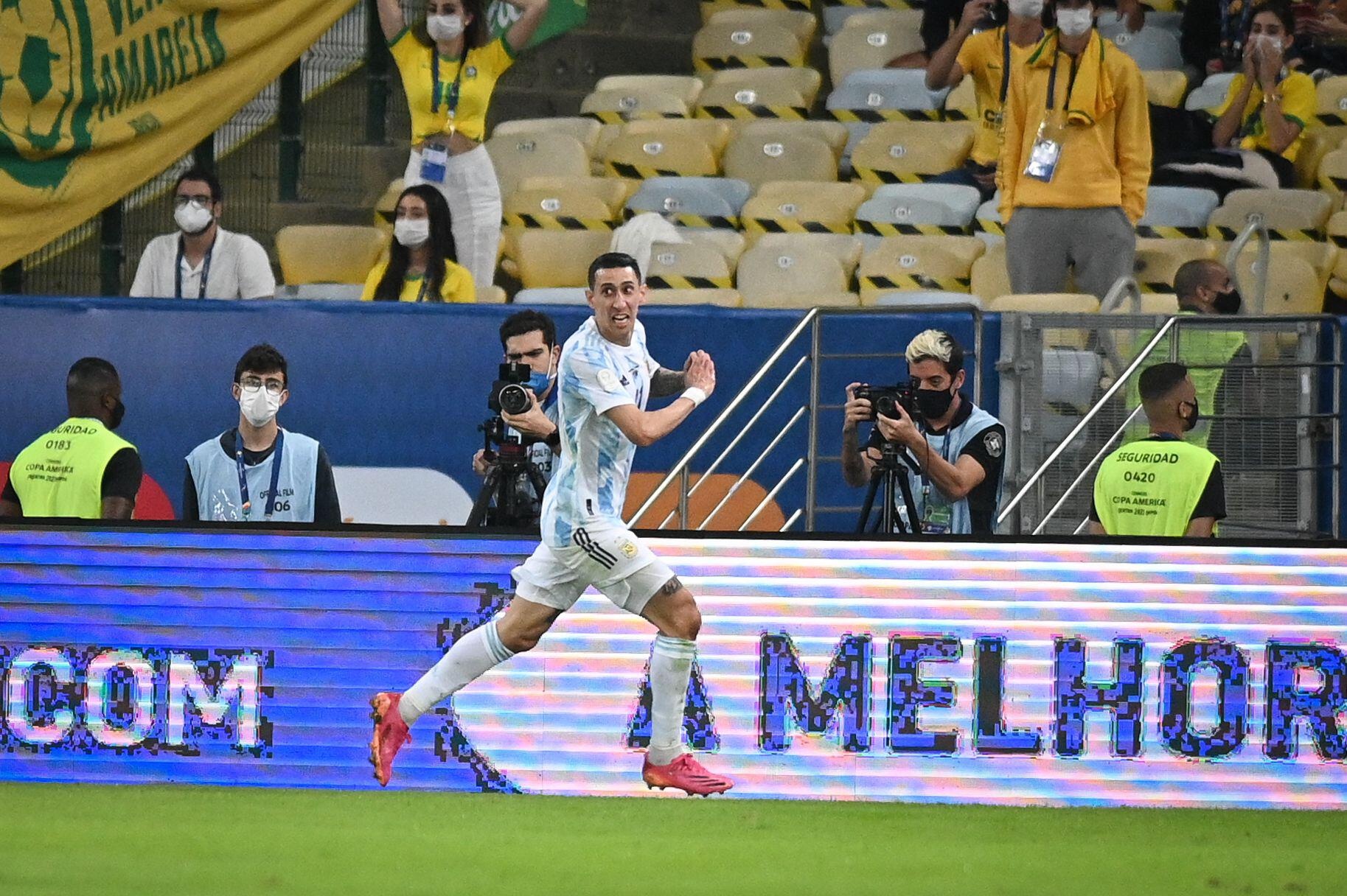 Rio De Janeiro, Brazil. 10th July, 2021. Football: Copa America, Final, Argentina - Brazil, Maracana Stadium. Angel Di Maria celebrates his first goal for Argentina. Credit: Andre Borges/dpa/Alamy Live News