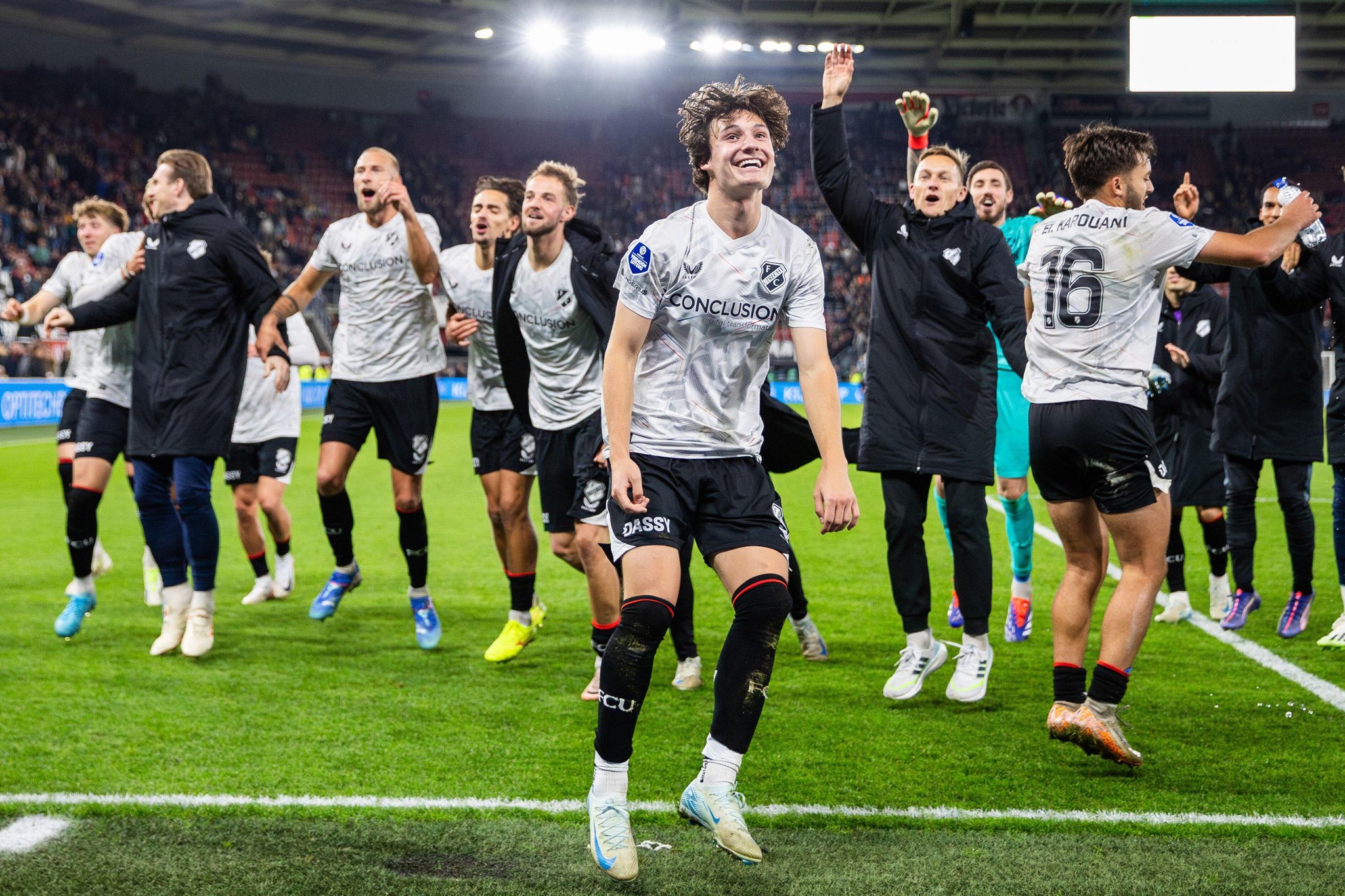 ALKMAAR - 29-09-2024, AFAS Stadium, Football, Dutch Eredivisie, season 2024/2025 during the match AZ - FC Utrecht, matchwinner FC Utrecht player Paxten Aaronson celebrates with the supporters and his teammates after the match AZ - FC Utrecht (final score 1-2). Credit: Pro Shots/Alamy Live News