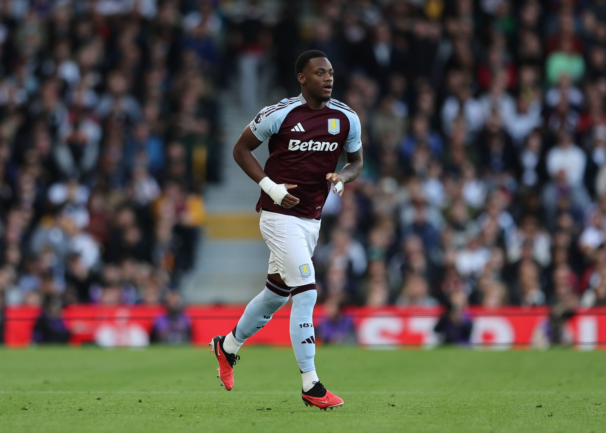 Craven Cottage, Fulham, London, UK. 19th Oct, 2024. Premier League Football, Fulham versus Aston Villa; Jhon Duran of Aston Villa Credit: Action Plus Sports/Alamy Live News
