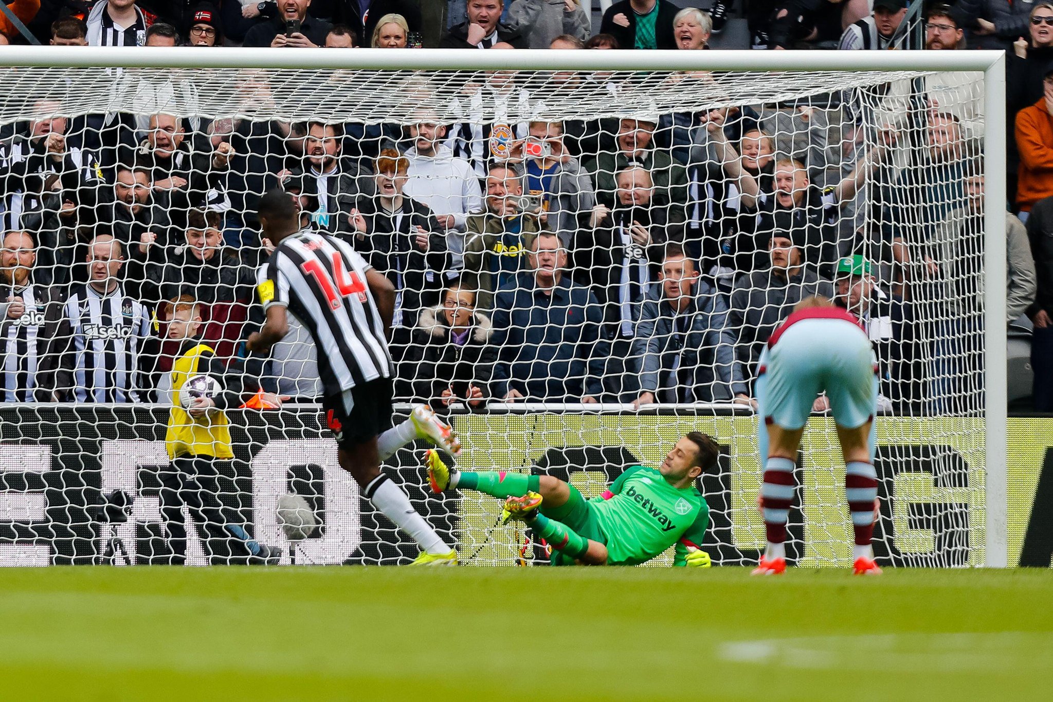 30th March 2024; St James' Park, Newcastle, England; Premier League Football, Newcastle United versus West Ham United; Alexander Isak takes a penalty kick to score after 77 minutes (2-3)