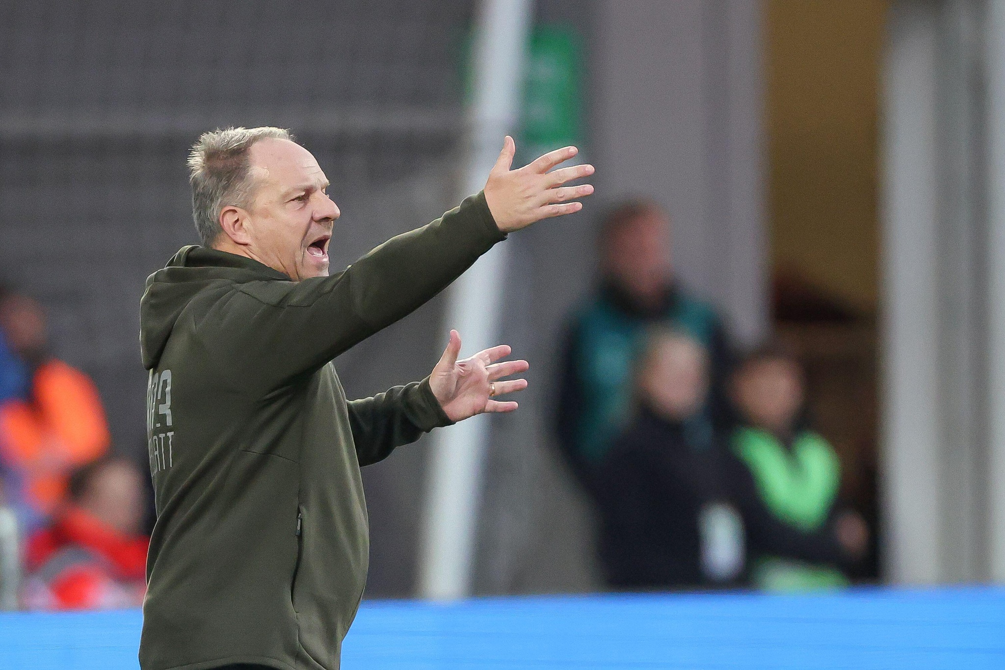 27 September 2024, Bavaria, Fürth: Soccer, Bundesliga 2, SpVgg Greuther Fürth - Fortuna Düsseldorf, Matchday 7, Sportpark Ronhof Thomas Sommer. Alexander Zorniger, coach of Greuther Fürth, gives instructions from the touchline. Photo: Daniel Löb/dpa - IMPORTANT NOTE: In accordance with the regulations of the DFL German Football League and the DFB German Football Association, it is prohibited to utilize or have utilized photographs taken in the stadium and/or of the match in the form of sequential images and/or video-like photo series.