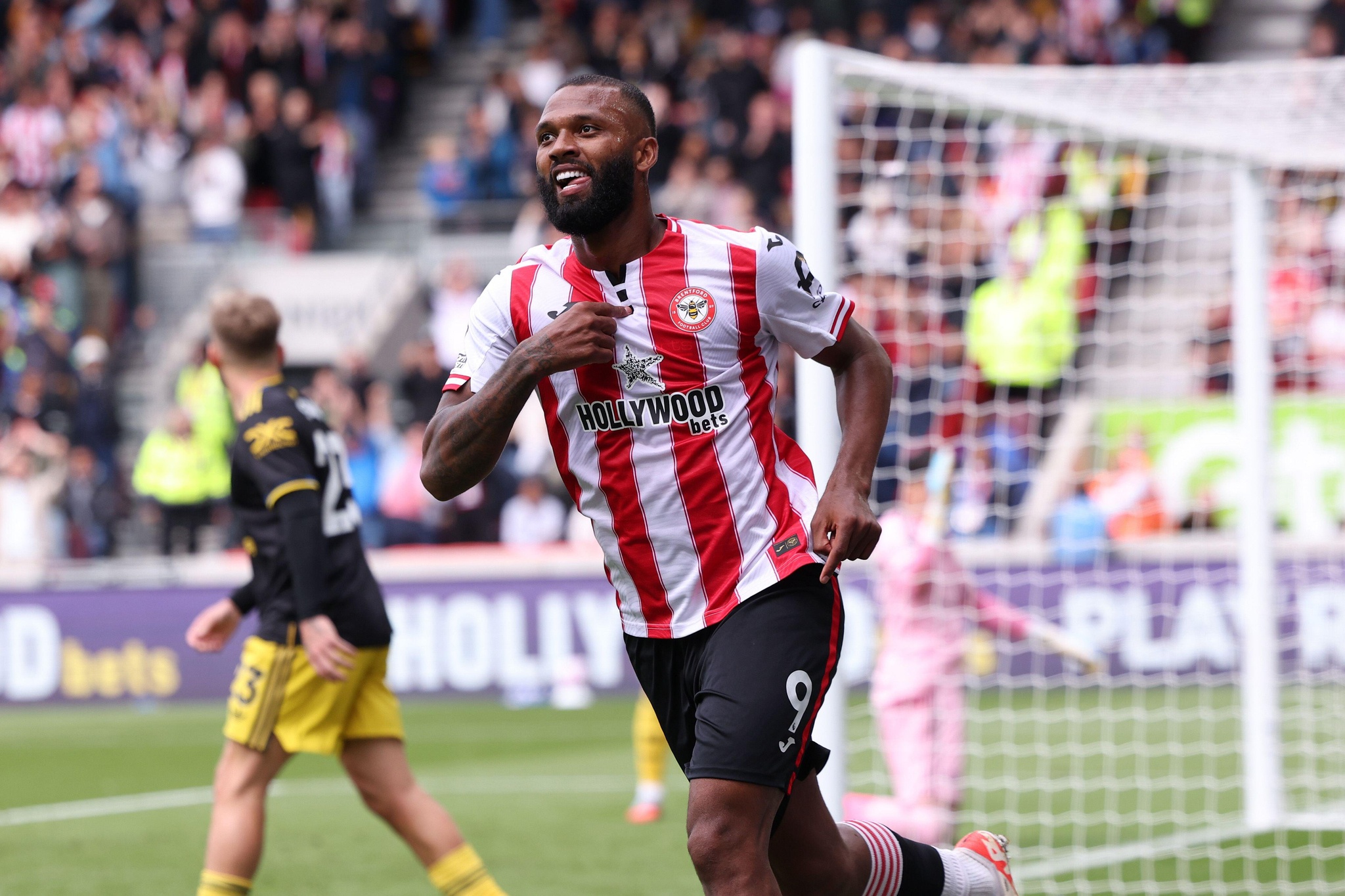 London, UK. 27th Sep, 2025. Igor Thiago of Brentford celebrates after scoring to make it 2-0 during the Brentford vs Manchester United Premier League match at Gtech Community Stadium, London. Picture credit should read: Paul Terry/Sportimage Credit: Sportimage Ltd/Alamy Live News