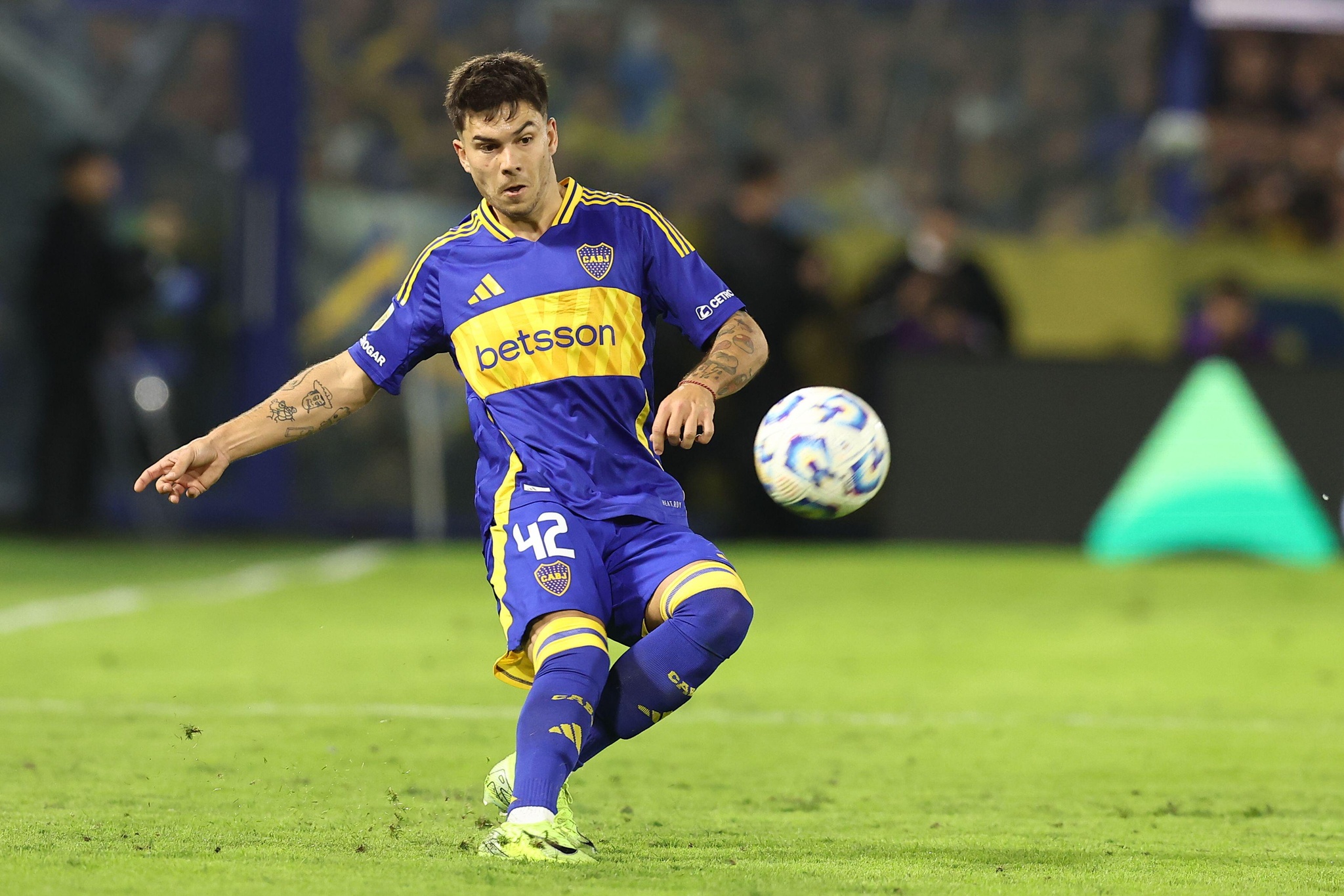 Buenos Aires, Argentina. 10th May, 2025. Boca Juniors' defender Lucas Blondel shots the ball during the 2025 Apertura Tournament of the Argentine Professional Football League round of 16 football match, at La Bombonera stadium in Buenos Aires, on May 10, 2025. Credit: Alejandro Pagni/Alamy Live News