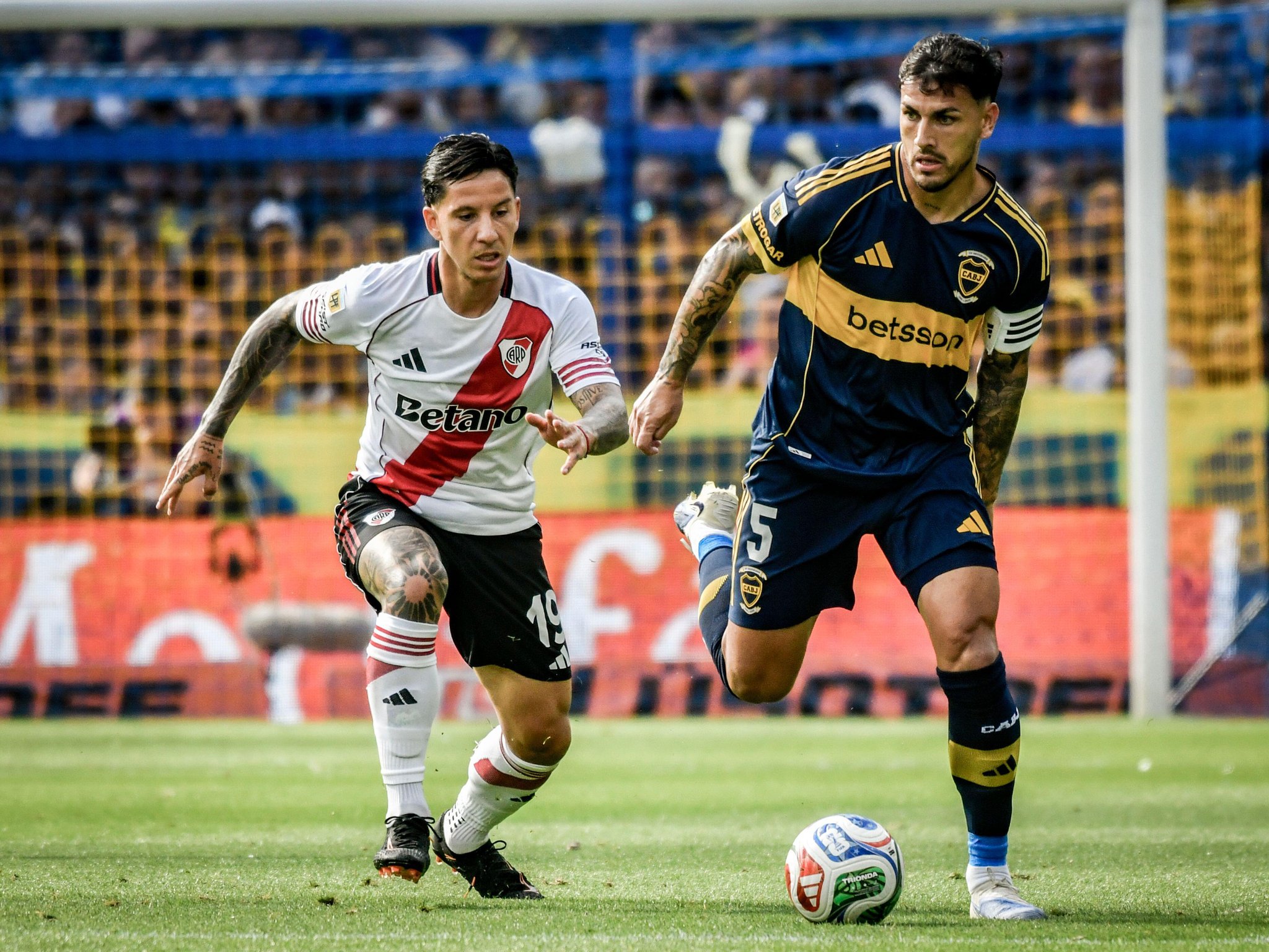 Buenos Aires, Argentina. November 9, 2025. Sebastian Driussi (Left) and Leandro Paredes (Right) fight for the ball in the match between Boca Juniors and River Plate. In a new edition of the Superclásico of Argentine football, Boca Juniors beat River Plate 2-0 and qualified for the next Copa Conmebol Libertadores 2026. Alberto J Armando, La Bombonera Stadium. Credit: Facundo Morales/Alamy Live News