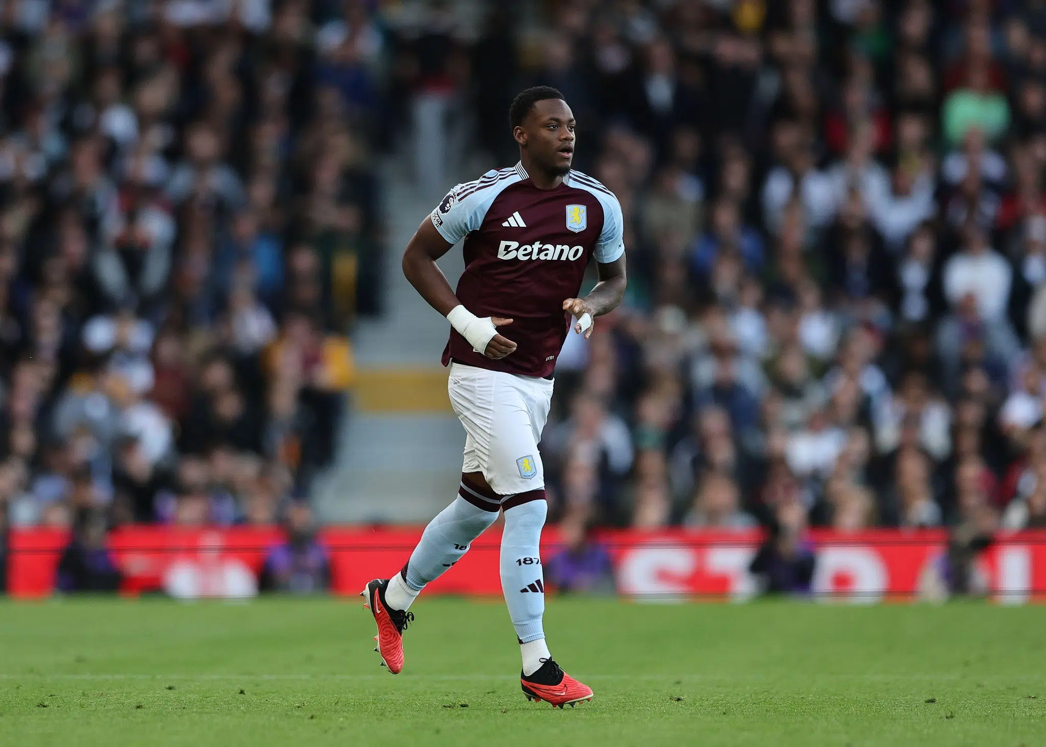 Craven Cottage, Fulham, London, UK. 19th Oct, 2024. Premier League Football, Fulham versus Aston Villa; Jhon Duran of Aston Villa Credit: Action Plus Sports/Alamy Live News